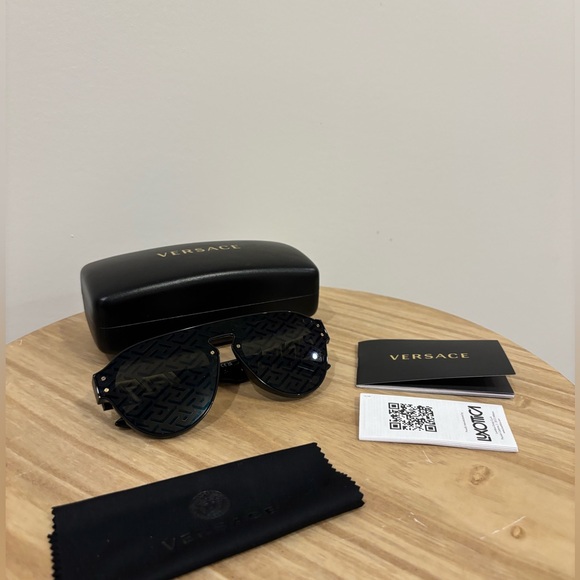 VERSACE 4420 Sunglasses ⭐️ - Picture 8 of 10